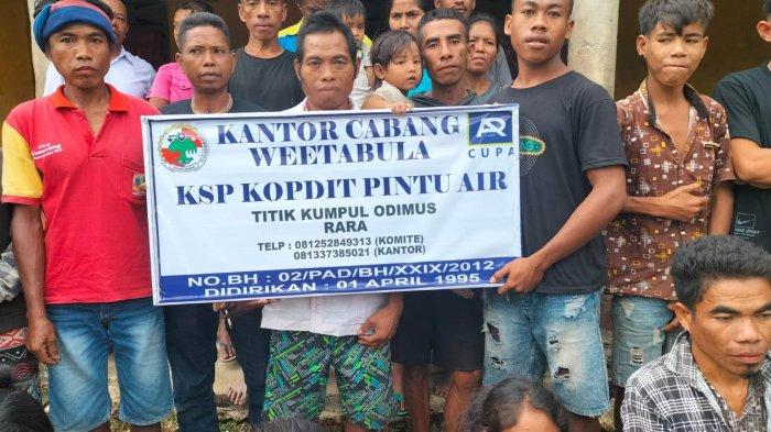 TITIK KUMPUL ODIMUS -Anggota KSP Kopdit Pintu Air antusias menunjukkan papan nama titik kumpul Odimus di kampung Rara, Sumba Barat Daya (SBD, Sabtu, 15 Juli 2023.
