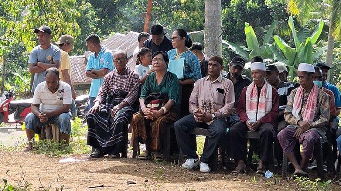 TOKOH MUSLIM - Tokoh Muslim Haji Mustafa Lambe dan tokoh lainnya hadir  dalam acara peletakan batu pertama pembangunan Kapela St. Bernadus Mbangga, Ende, Senin (26/5/2025).