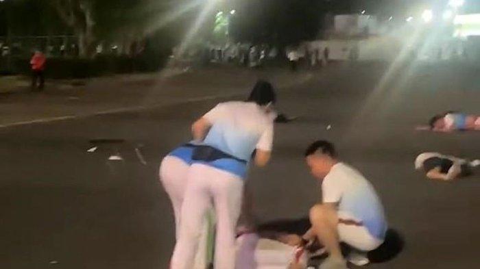 Foto rekaman video yang diunggah di media sosial menunjukkan puluhan orang tergeletak di tanah di luar lintasan lari di pusat olahraga Zhuhai di provinsi Guangdong, China selatan pada Senin (11/11/2024) malam. Polisi menyebut insiden itu menewaskan 35 orang dan melukai 43 orang lainnya.