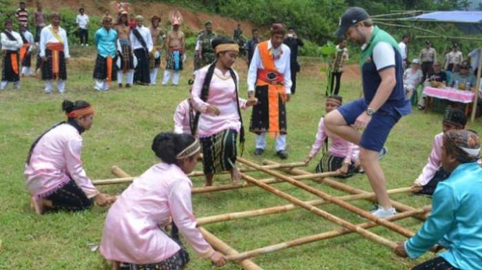 Turis Denmark mencoba Tarian Kerangkuk Alu di Desa Kabupaten Manggarai Barat