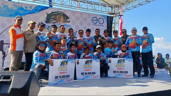 Kapolda NTT, Irjen Pol. Daniel Silitonga berpose bersama juara turnamen mancing Kapolda Cup Tahun 2024. Minggu, 29 September 2024.
