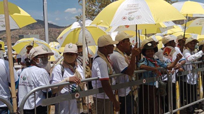 Umat yang mengikuti misa bersama Paus Fransiskus  di kawasan Tasi Tolu, Dili, Timor Leste, Selasa sore 10 September 2024.