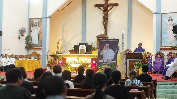 MISA - Uskup Labuan Bajo, Monsinyur (Mgr) Maksimus Regus memimpin misa requiem untuk mendoakan jiwa Paus Fransiskus di Gereja Katedral Labuan Bajo, Selasa (22/4/2025).