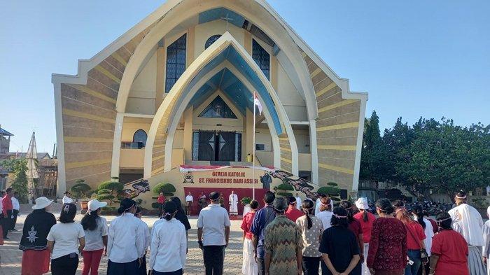 Upacara peringatan HUT ke-79 kemerdekaan RI di halaman Gereja St. Fransiskus dari Assisi Kolhua, Kota Kupang,  Sabtu pagi 17 Agustus 2024.