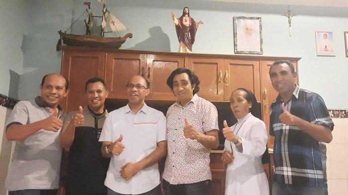 Uskup terpilih Keuskupan Baucau Timor Leste, Mgr. Leandro Maria Alves, Pr (ketiga kiri) foto bersama teman-teman seangkatan Seminari Tinggi Santo Mikhael Kupang NTT yang menemuinya di Seminario Nossa Senhora Dili Timor Leste, Rabu 19 Juli 2023.