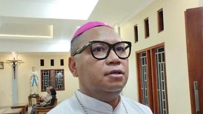 MENGENANG - Uskup Labuan Bajo Monsinyur Maksimus Regus mengenang jasa Paus Fransiskus yang mendirikan Keuskupan Labuan Bajo, Selasa (22/4/2025).