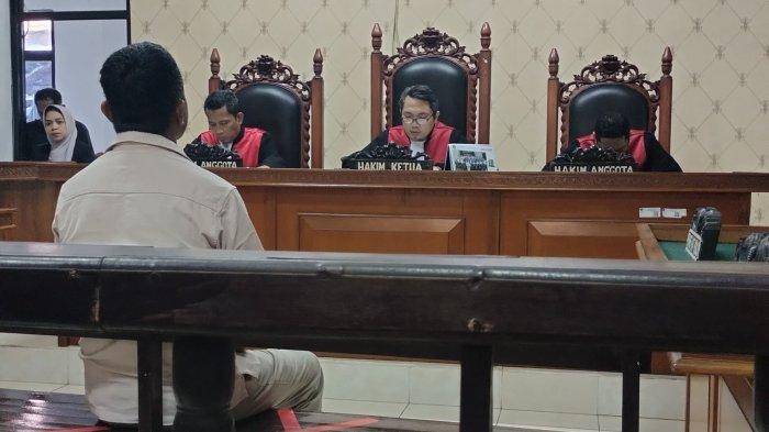 VONIS HAKIM -- Mejelis Hakim PN Kupang, Putu Dima Indra S.H  bersama Akhmad Rosady dan Agung Cakra Nugraha menjatuhkan vonis 15 tahun penjara terhadap terdakwa Albert Solo, Kamis (6/3). Albert melakukan KDRT hingga menyebabkan kematian terhadap Yosephina Maria Mey, istrinya sendiri.