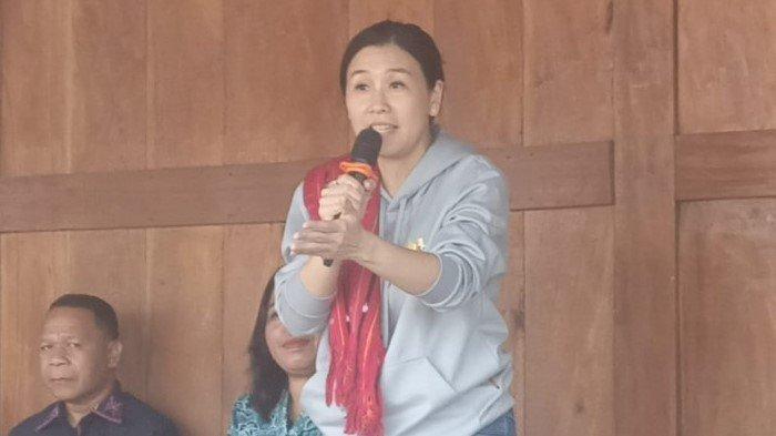 DI NGADA - Wakil Menteri Pemberdayaan Perempuan dan Perlindungan Anak, Veronika Tan berbicara di Kampung Wogo, Kabupaten Ngada, NTT, Kamis (19/6/2025).