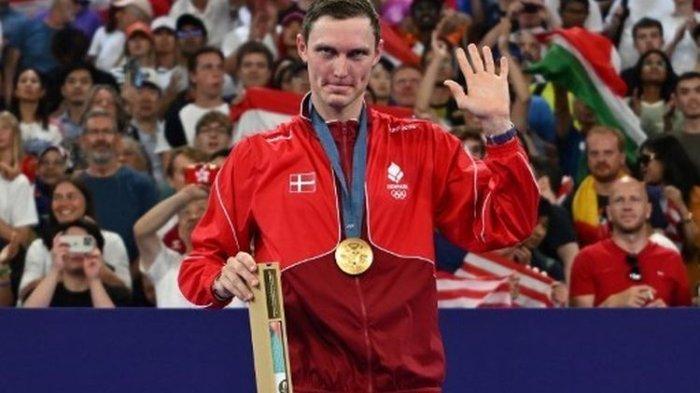 Pemain tunggal putra Denmark, Viktor Axelsen, meraih medali emas Olimpiade 2024 cabang olahraga bulu tangkis nomor tunggal putra di Porte de la Chapelle Arena pada 5 Agustus 2024.