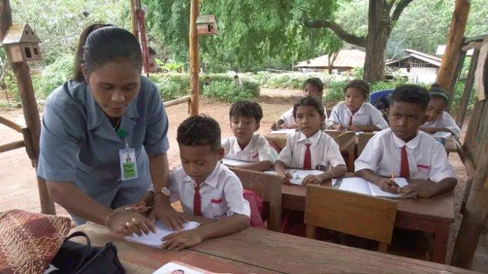 VINSENSIA - Vinsensia Ervina Talluma (32), seorang guru honorer di SDK 064 Watubala Sikka NTT, berjalan kaki sejauh 3 km untuk bisa sampai ke sekolah. Gambar diambil, Rabu (26/2/2025).