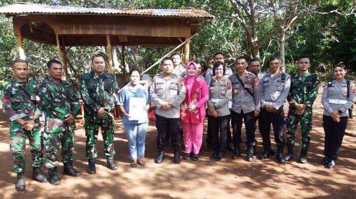 SERAHKAN BANTUAN - Kapolres Sikka, AKBP Mohammad Mukhson, yang didampingi oleh Ketua Bhayangkari Cabang Sikka, Hesti Mukhson dan Kasat Lantas Polres Sikka AKP Ratna Yuda Tupong menyerahkan bantuan dari Kapolda NTT, Irjen. Pol. Daniel Tahi Monang untuk Vinsensia Ervina Talluma, guru honorer yang mengabadi di sekolah dasar jarak jauh SDK 064 Watubala, di Kampung Wairbukang, Dusun Wodong, Desa Wairterang, Kecamatan Waigete, Kabupaten Sikka NTT, Selasa (11/3).