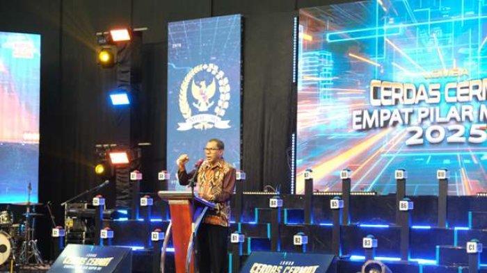 SAMBUTAN - Wakil Gubernur NTT Johni Asadoma saat memberikan sambutan di acara perlombaan Cerdas Cermat Empat Pilar MPR RI tingkat SMA Sederajat se-Provinsi NTT di Hotel Harper Kupang, Sabtu (31/5/2025).