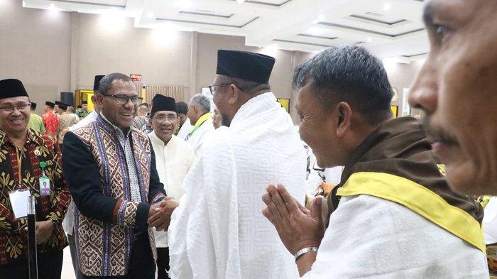 WAGUB NTT - Wakil Gubernur (Wagub) Nusa Tenggara Timur (NTT), Johni Asadoma saat melepas rombongan calon jemaah haji asal NTT dari Embarkasi Surabaya, Jawa Timur menuju Mekkah Arab Saudi. Jumat, (23/5/2025). 