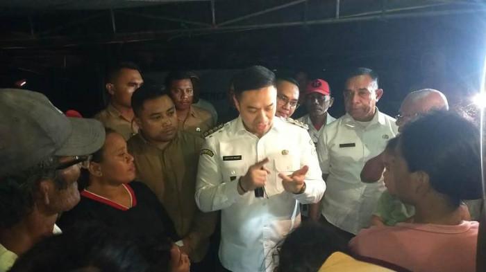 KEBAKARAN - Wali Kota Kupang, dr. Christian Widodo, menunjukkan kepedulian dan respons cepat terhadap musibah kebakaran yang melanda kawasan Kampung Nelayan, Kelurahan Oesapa, Rabu (23/7/2025)