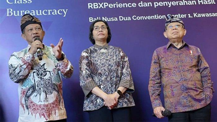 Wakil Presiden Ma'ruf Amin (kanan) saat memberikan keterangan kepada pers usai menghadiri acara Apresiasi dan Penyerahan Hasil Evaluasi Sistem Akuntabilitas Kinerja Instansi Pemerintah, Reformasi Birokrasi, dan Zona Integritas Tahun 2023 di Nusa Dua, Bali, Rabu 6 Desember 2023.