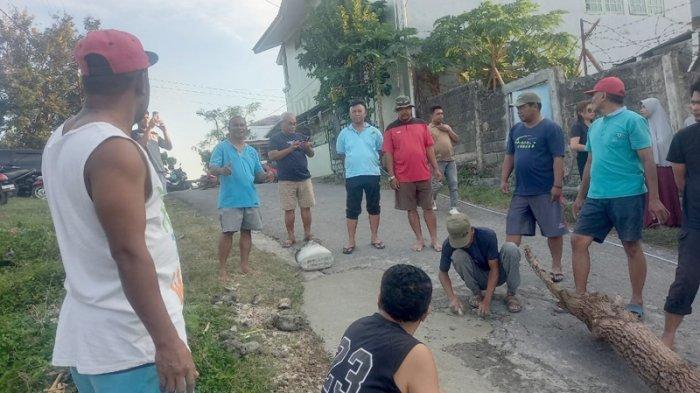 KERJA BAKTI PERBAIKI JALAN  - Warga RW 6 dan RW 13, Kelurahan Kolhua, Kecamatan Maulafa, Kota Kupang kerja bakti memperbaiki jalan yang rusak di perumahan Lopo Indah, Sabtu petang (7/6/2025).