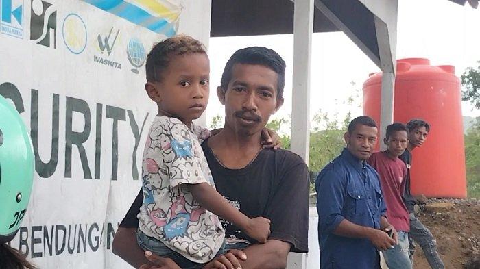 WARGA TUNGGU WAPRES - Warga Desa Rendu Butowe, Kecamatan Aesesa Selatan, Kabupaten Nagekeo sudah menunggu kedatangan Wakil Presiden RI, Gibran Rakabuming Raka di pintu masuk menuju bendungan Mbay, Selasa, 6 Mei 2025.