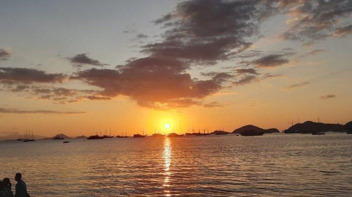 Wisatawan berburu sunset di Pantai Pede, Labuan Baji, pada Minggu (30/7/2023)
