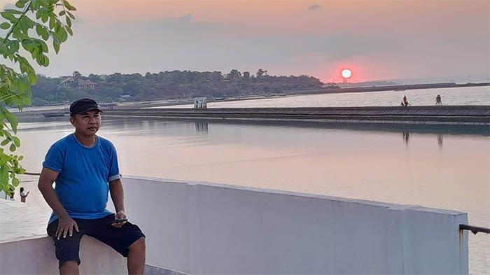Wisatawan menikmati indahnya sunset di Pantai Lasiana , Kupang
