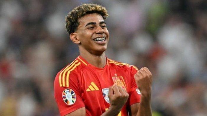 Penyerang Spanyol, Lamine Yamal bersukaria merayakan keberhasilan timnya lolos ke final Euro 2024 atau Piala Eropa 2024.