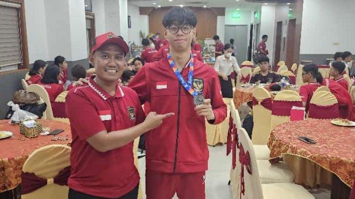 Manajer tim renang ASG 2024, Yonas Bain (kiri) bersama atlet renang Indonesia.