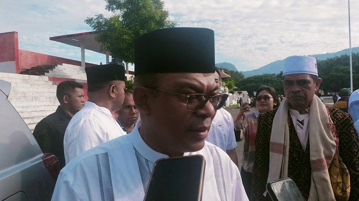 YOSEF BADEODA - Bupati Ende, Yosef Benediktus Badeoda menonaktifkan sementara Kepala Satuan Polisi Pamong Praja (Pol PP) Kabupaten Ende, Emanuel Taji terhitung sejak Kamis (5/6).