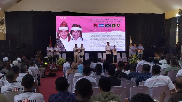 Pasangan calon bupati dan wakil bupati Ende pada Pilkada tahun 2024, Yosep Benediktus Badeoda dan dr Dominikus Minggu Mere saat debat kedua, Sabtu, 2 November 2024 di Aula Paroki Onekore.