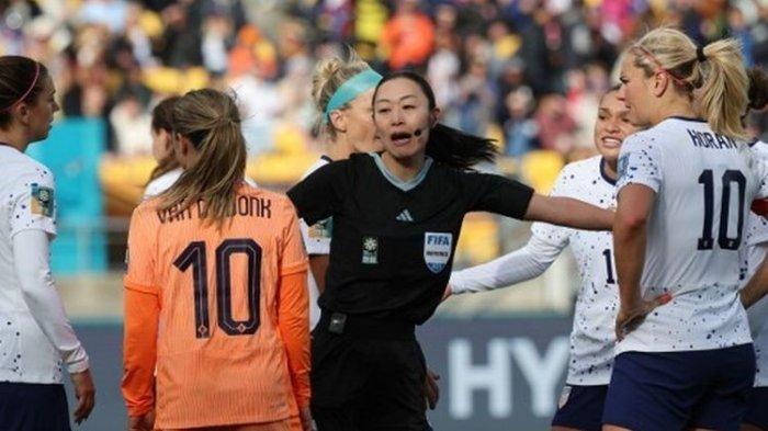 Wasit asal Jepang, Yoshimi Yamashita (tengah) saat memimpin pertandingan Piala Dunia Wanita 2023 antara Amerika Serikat dan Belanda di Wallington Stadium pada 27 Juli 2023.  Yoshimi Yamashita akan bertugas di Piala Asia 2023.