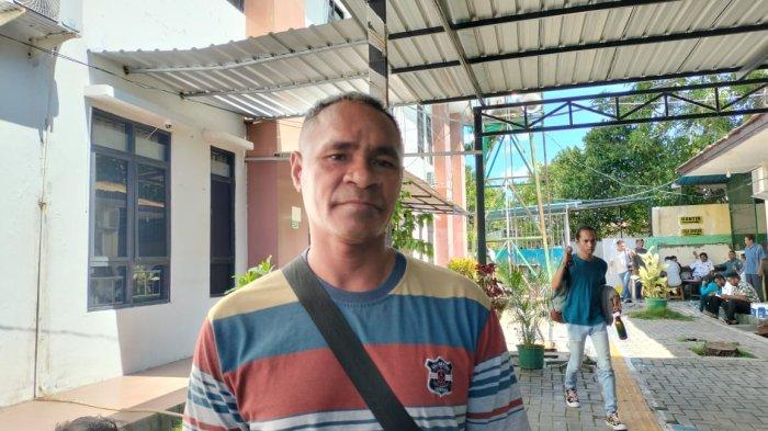 Yusuf Tafuli, om kandung alm Oktovianus Dessy Tafuli, usai mendengar tuntutan Jaksa Penuntut Umum (JPU) Kejari Kupang, di PN Kupang, Kamis (16/5).