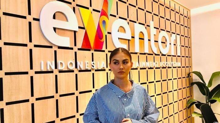 Agnez Mo disela berbincang dalam Webinar Indonesia Entertainment Outlook 2021 garapan platform digital Eventori, Senin