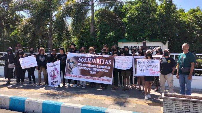 AKSI DAMAI – Aksi damai yang dilakukan Solidaritas Anti Kekerasan dan Diskriminasi terhadap kelompok rentan, di Kejaksaan Negeri Kupang, Rabu (15/5).
