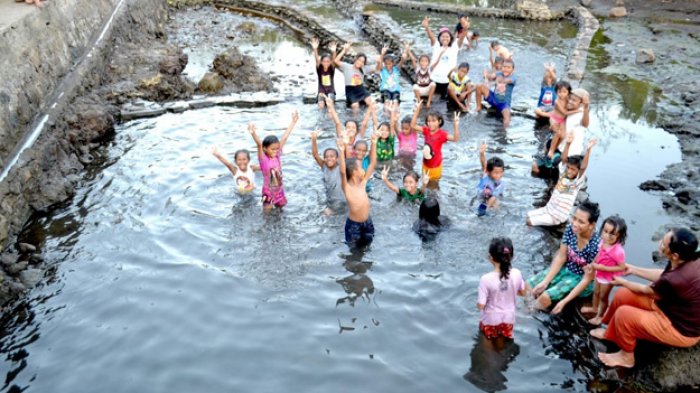 Anak PAUD anggota Komunitas Baca Hutan 46 Waibalun Larantuka mandi di kolam Wai Platin Minggu (10/6/2018).