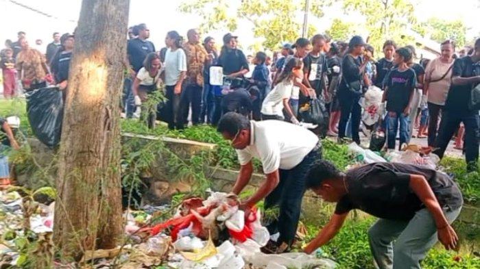 ANGKAT SAMPAH - Ketua Majelis Jemaat Petra Kefamenanu, Pdt. Angkol Tangwal M.Th (baju putih) sedang mengangkat sampah di salah satu titik Jalan Salib, Jumat, 18 April 2025