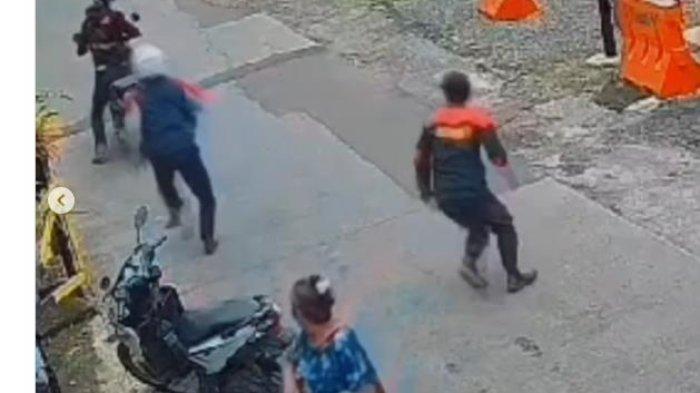 Satpam pergoki oknum yang ingin curanmor di  Perumahan Jalan Anthorium Cisaranten Kulon Kecamatan Arcamanik Kota Bandung sesuai info di Berita Viral