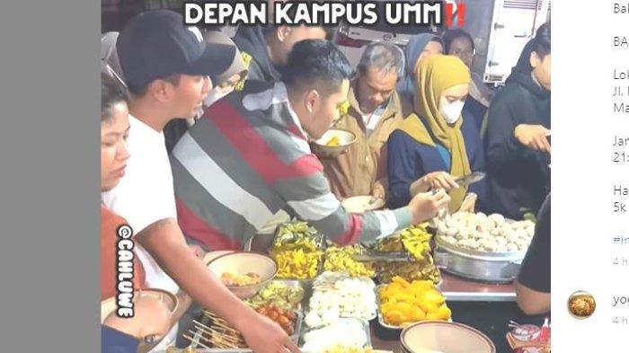 Suasana ramai bakso depan Universitas Muhammdiyah Malang