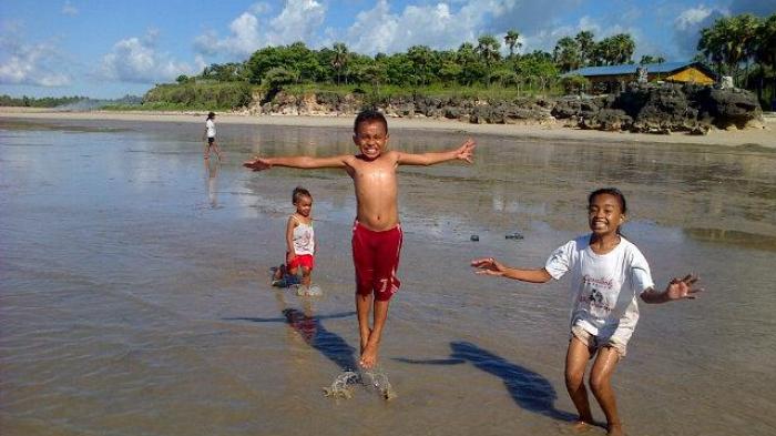 Beberapa bocah bermain bebas di Pantai Batu Nona, Kupang. Gambar diabadikan belum lama ini.