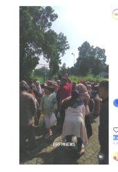 Warga lapar serbu beras murah Rp 53 Ribu per karung dampak iklim tak menentu maka pasar murah menjadi