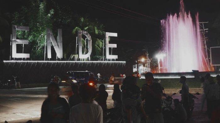 Aktivitas warga di Taman Simpang Lima Kota Ende, Sabtu (4/6/2020)