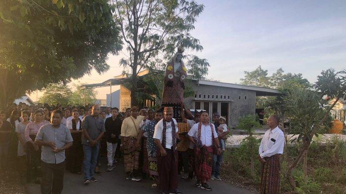 BULAN MARIA - Umat Katolik dari Paroki St. Fransiskus Assisi berkumpul di Kapela Santo Paulus Bello, Kupang, untuk mengikuti perayaan Ekaristi penutupan Bulan Maria pada Sabtu (31/6). 