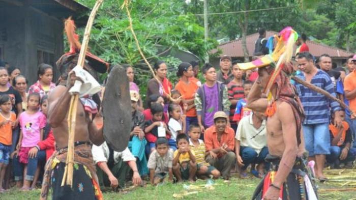 Penari Caci di Kampung Lembah Paundoa, Desa Komba, Kecamatan Kota Komba, Kabupaten Manggarai Timur, Flores, Nusa Tenggara Timur. Permainan rakyat ini dilakukan satu lawan satu. Meski saling pukul dan menimbulkan luka, tidak ada dendam diantara kedua pemain.
