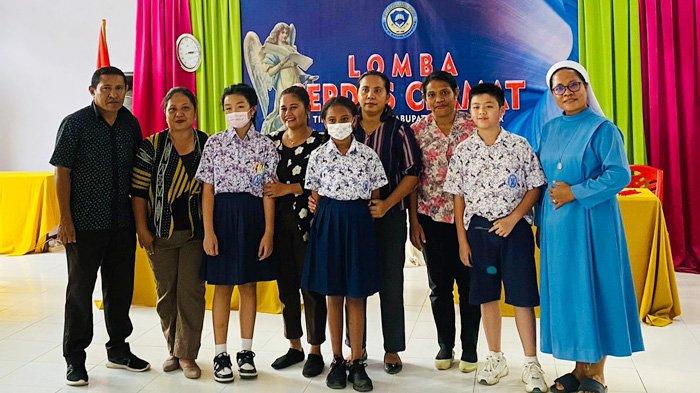 Salah satu tim peserta Lomba Cerdas Cermat tingkat SD/MI Kabupaten Flores Timur foto bersama Kepala SMPK Sint. Gabriel dan para guru, Rabu 20 September 2023. Lomba ini diselenggarakan oleh Kongregasi PRR Larantuka bekerja sama dengan Panitia Pancawindu sekolah dalam rangka Pesta Panca Windu SMPK Sint. Gabriel Larantuka, 30 September 2023.