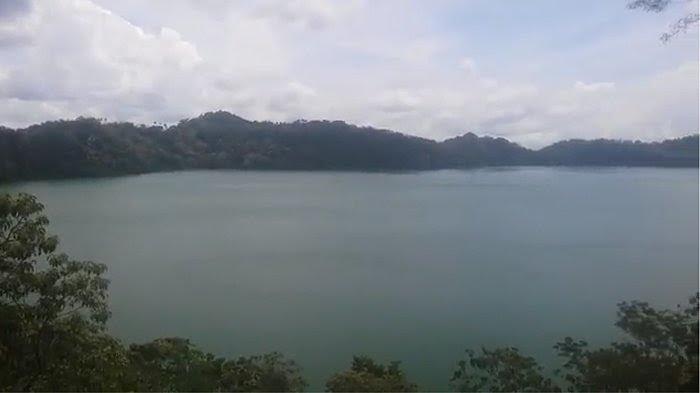 
Danau Sano Nggoang di Manggarai Barat, Nusa Tenggara Timur.
