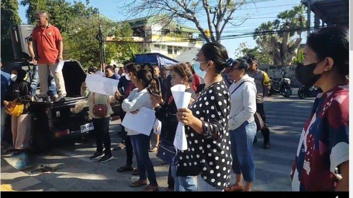 DEMO - Suasana aksi demo di depan SMA Negeri Kota Kupang berkaitan zonasi penerimaan siswa baru