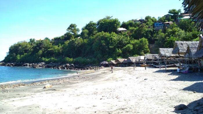 Pemandangan pesisir Kampung Lamalera, Kecamatan Wulandoni, Kabupaten Lembata, Nusa Tenggara Timur (NTT).