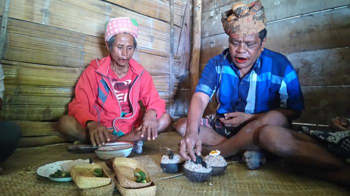 Doa secara merapu dipanjatkan oleh Mahamayang Tunggu Jama saat menerima kunjungan wartawan, Partnership dan staff ahli kementerian Kementerian Koordinator Bidang Pembangunan Manusia dan Kebudayaan.