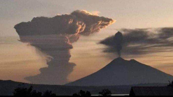 MELETUS-Gunung Ili Lewotolok di Kabupaten Lembata (kanan) saat mengalami erupsi. Di samping Lewotolok ada abu letusan Gunung Lewotobi Laki-kaki yang membunbung tinggi dari arah Flores Timur, Selasa, 17 Juni 2025