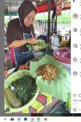 Selain rujak ulek juga ada jual gorengan panas panas, tahu tempe dan es degan