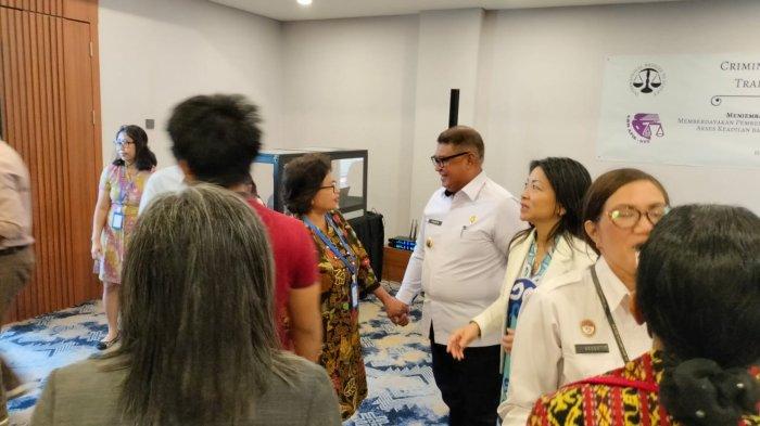 FAHRENSY FUNAY -- Penjabat Wali Kota Kupang Fahrensy Priestley Funay, usai membuka kegiatan Criminal Defense Skills Training Workshop dengan tema Menjembatani Kesenjangan Keadilan, memberdayakan pembelajaran Hak Asasi Manusia (HAM) untuk meningkatkan Akses Keadilan Bagi Perempuan dan Kelompok Rentan, Rabu (12/6), di Hotel Harper Kupang.