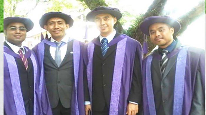 Frans Aba saat wisudah dan pengukuhan doktor ci Philosophi of Doctoral (S3) University
Sains Malaysia
