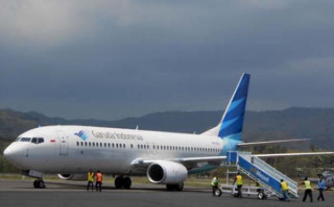 Pesawat Garuda Boeing 737 seri 800 mendarat mulus di Bandara Komodo Labuan Bajo, Selasa (10/9/2013).